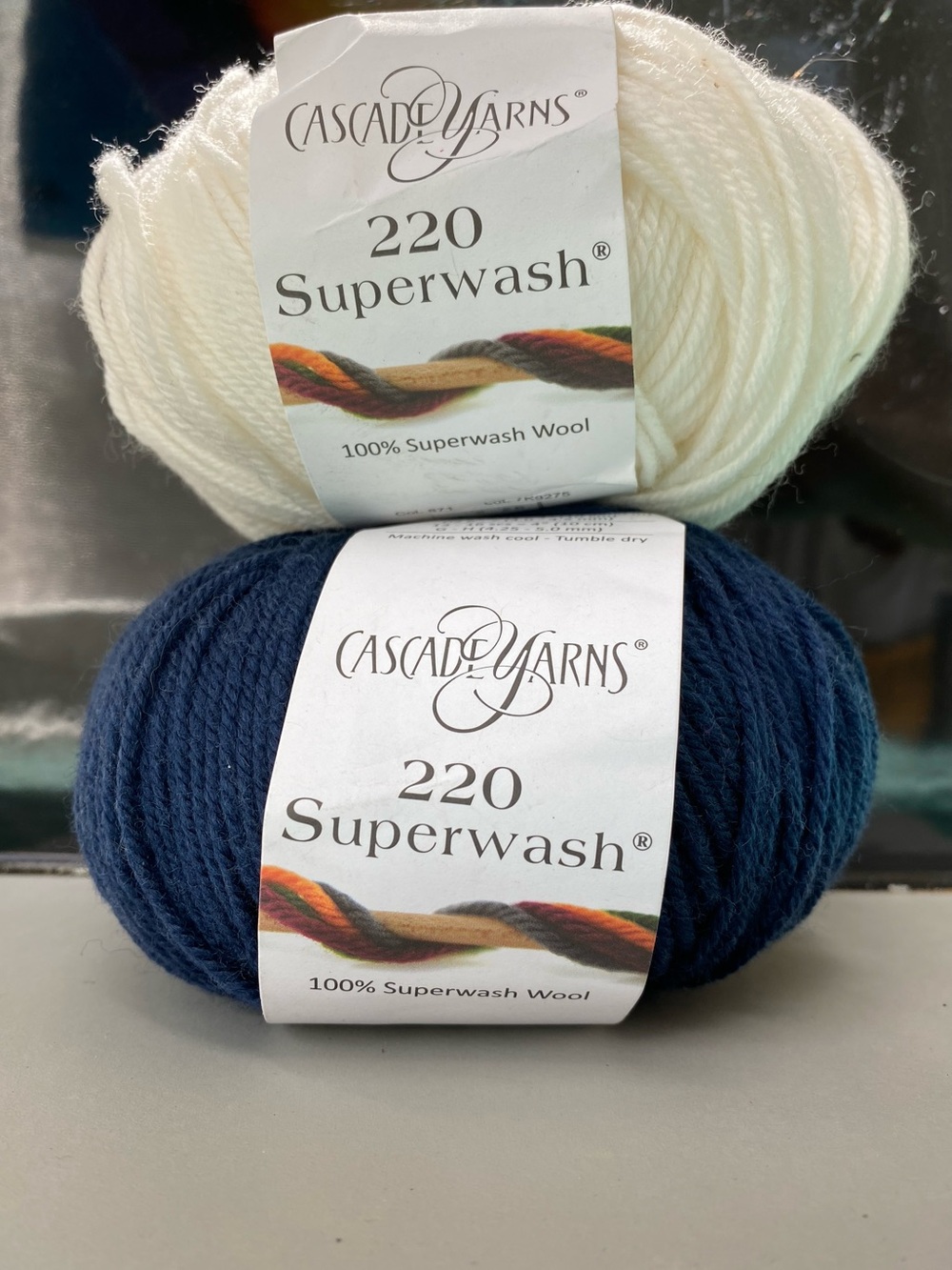 NWT 2 Balls 100% Superwash Wool, Navy & White. Worsted Wt. Made in Peru